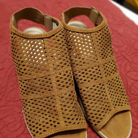 Diba Beige Slid on Heels - Picture 2 of 5